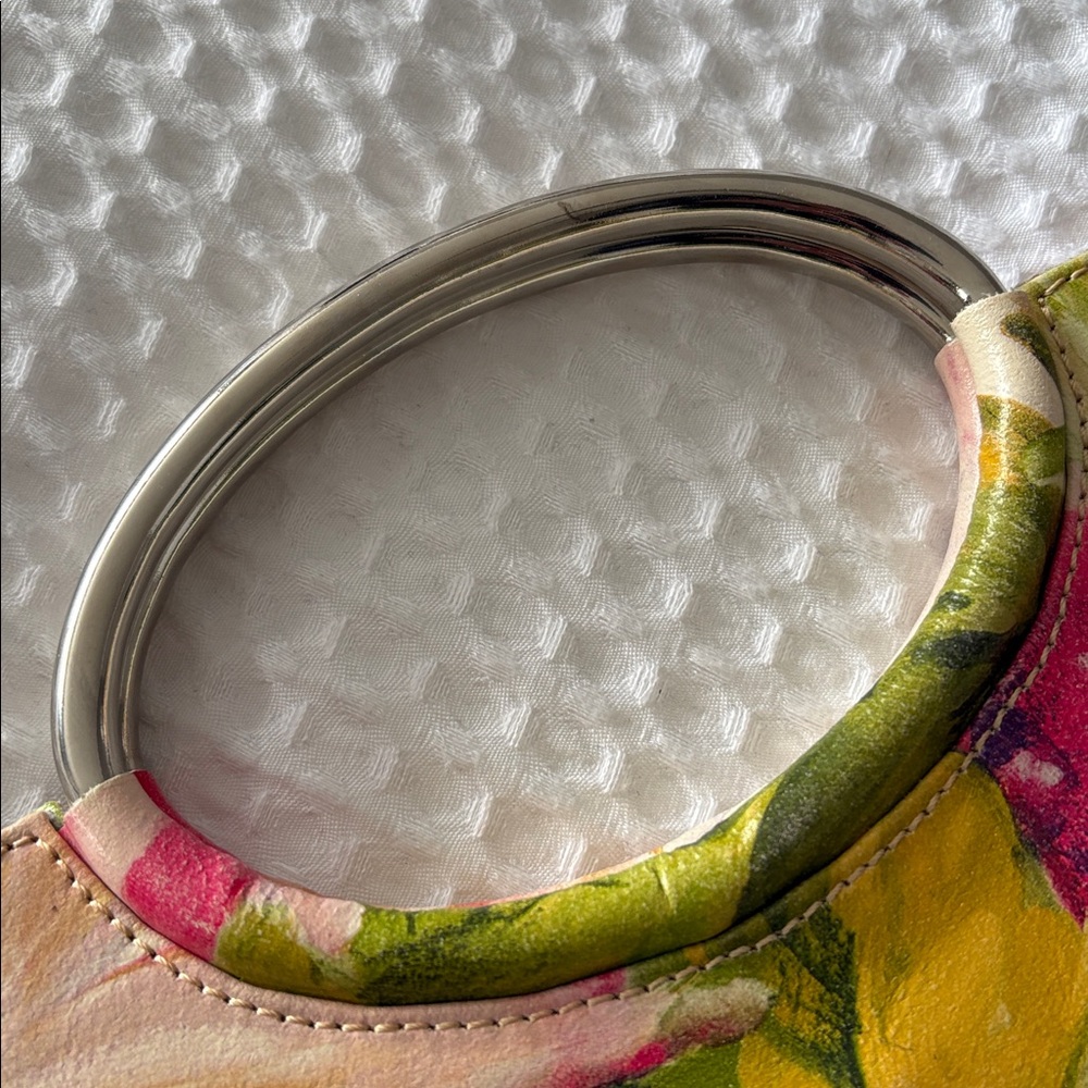 Maurizio Taiuti genuine leather floral clutch with metal ring handles - Picture 8 of 12